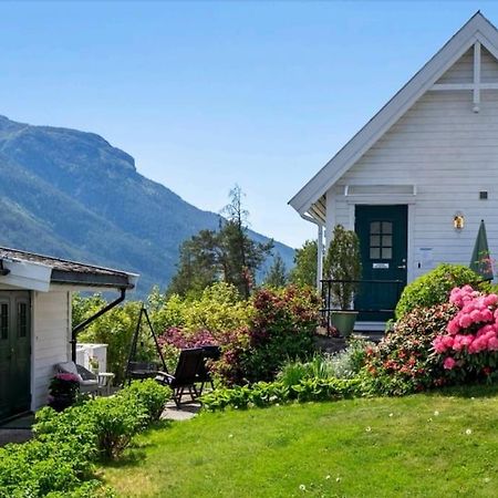 Villa Nydelig Lite Hus Med Egen Vedfyrt Baksteovn. Kaupanger Exterior foto